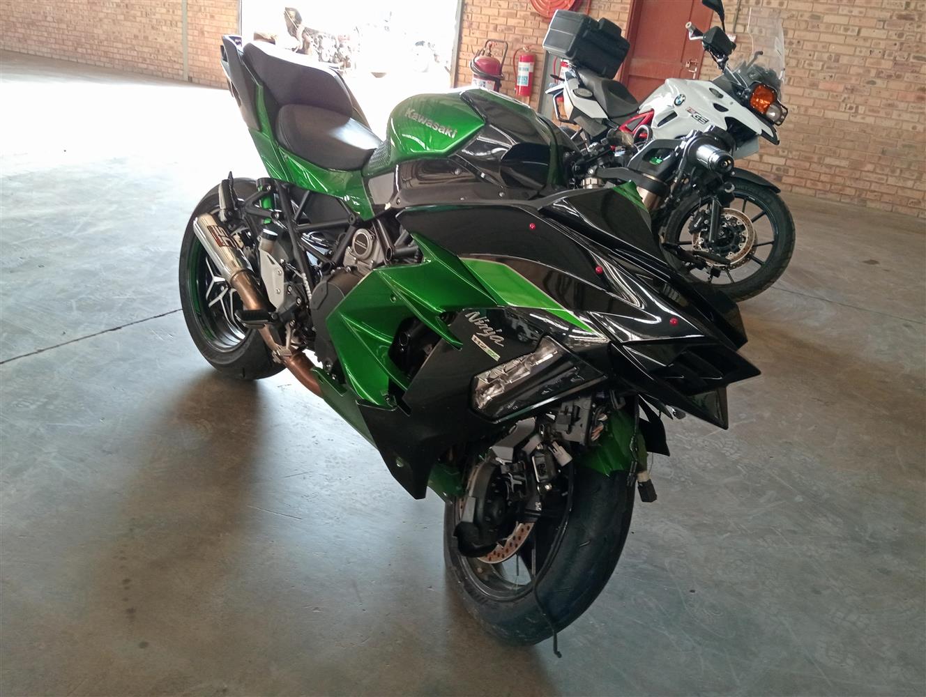 Auction Nation - KAWASAKI H2 SX SE (ZX1002B) (INTRO 2018-03)