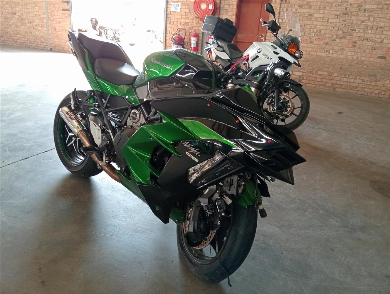 Auction Nation - KAWASAKI H2 SX SE (ZX1002B) (INTRO 2018-03)