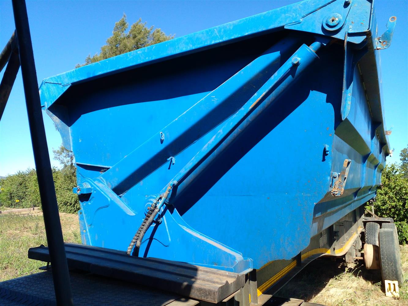 2011 SA TRUCK BODIES SIDE TIPPER